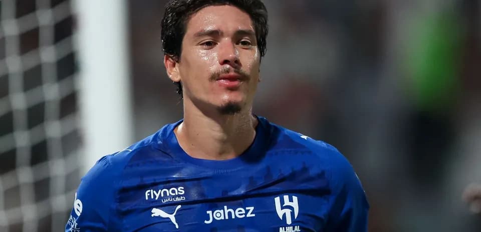 Joueur de football en maillot bleu sur le terrain
