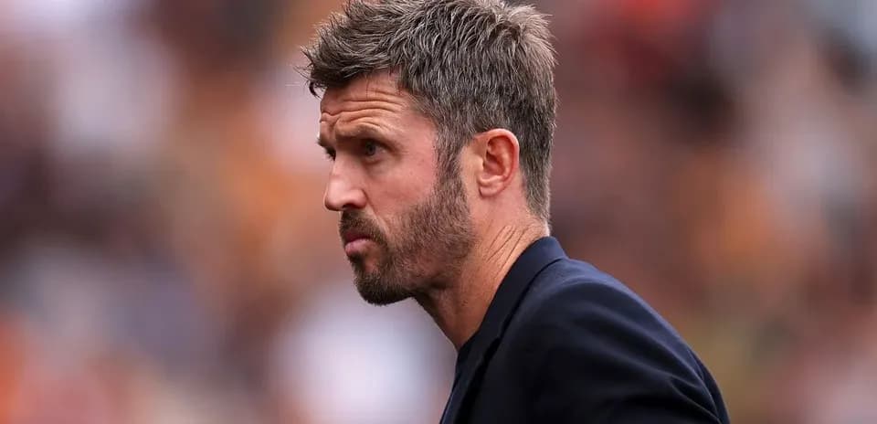 Entraîneur observant le match depuis la touche