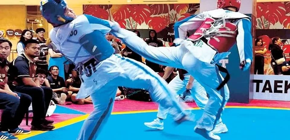 Deux combattants de taekwondo en action sur le tatami