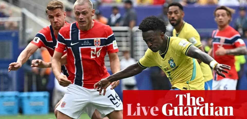 Joueur brésilien dribblant avec deux défenseurs norvégiens
