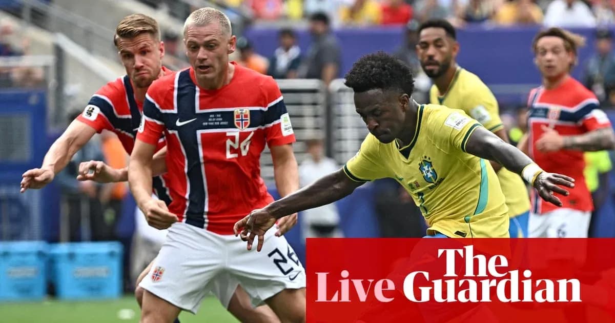Joueur brésilien dribblant avec deux défenseurs norvégiens