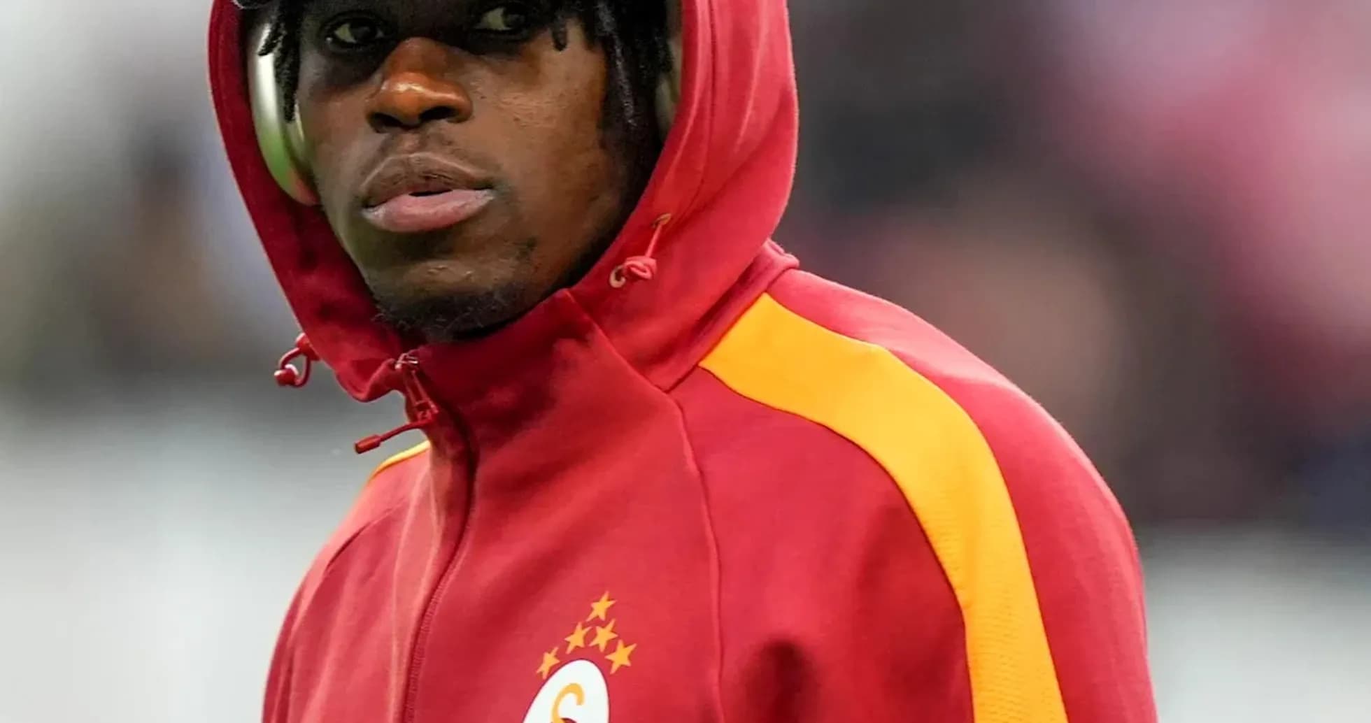 Joueur de Galatasaray portant un sweat à capuche