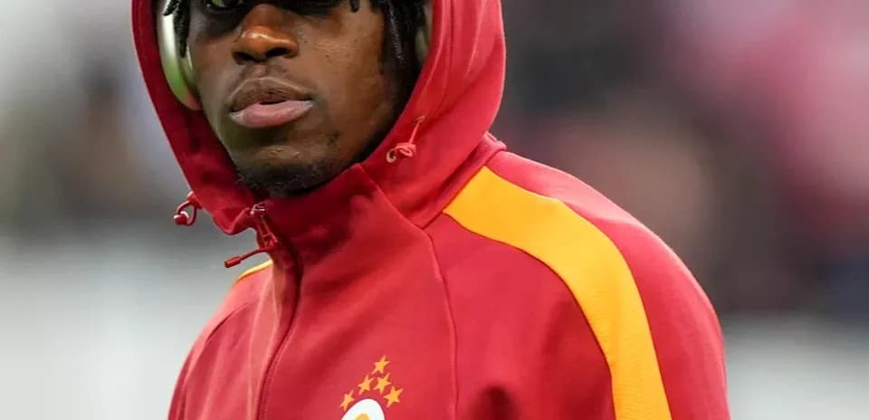 Joueur de Galatasaray portant un sweat à capuche