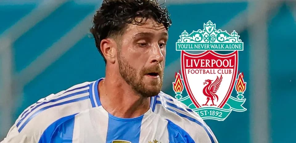 Joueur argentin en action avec le logo de Liverpool