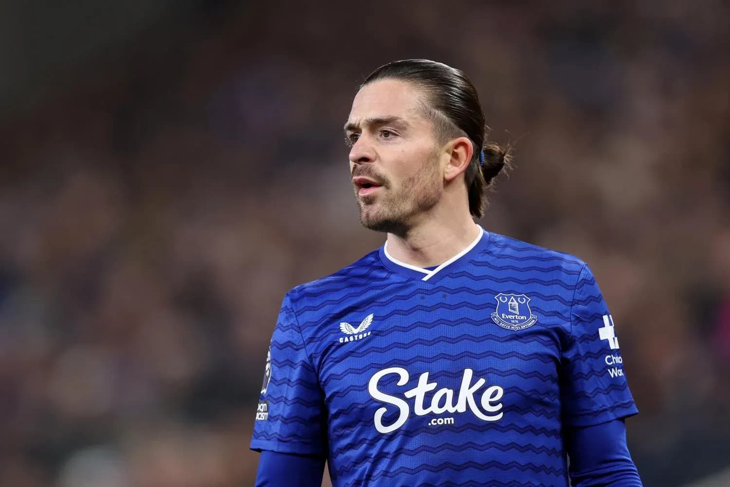 Joueur d'Everton en maillot bleu sur le terrain