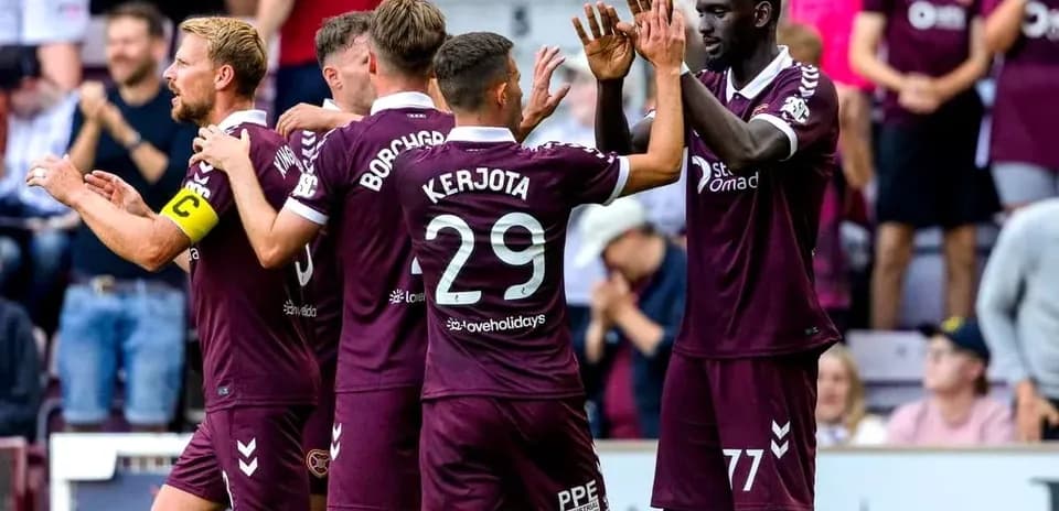 Joueurs du Heart Of Midlothian célébrant un but