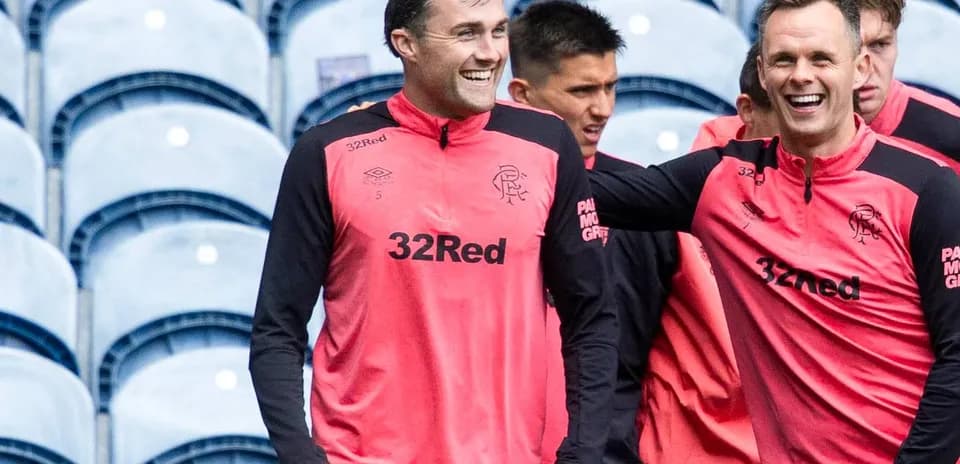 Joueurs de Rangers en entraînement, souriant ensemble