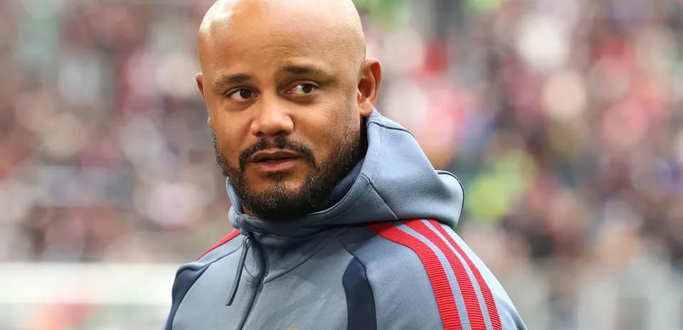 Entraîneur de football observant le match depuis le bord