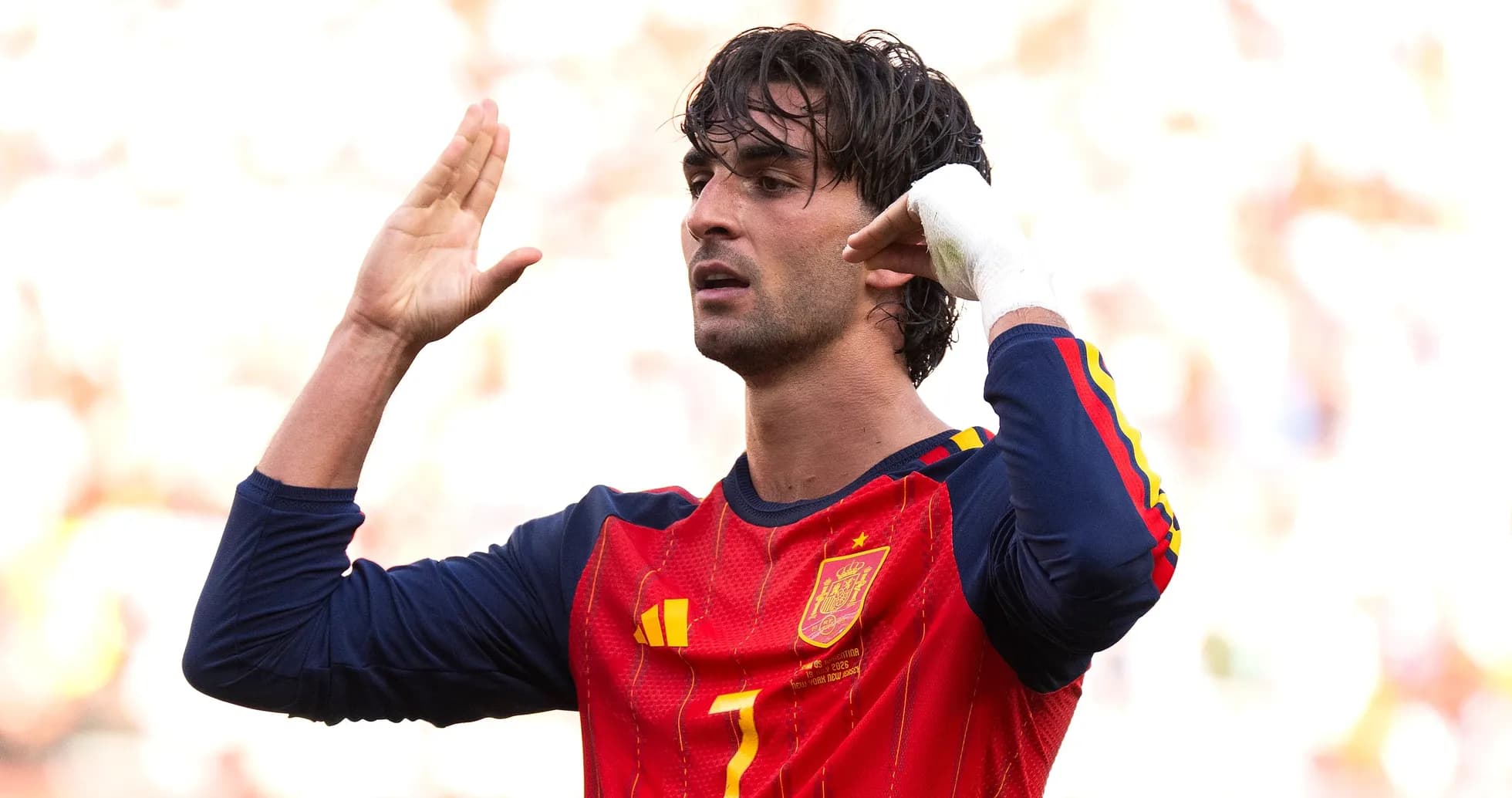 Joueur espagnol avec un maillot rouge en action