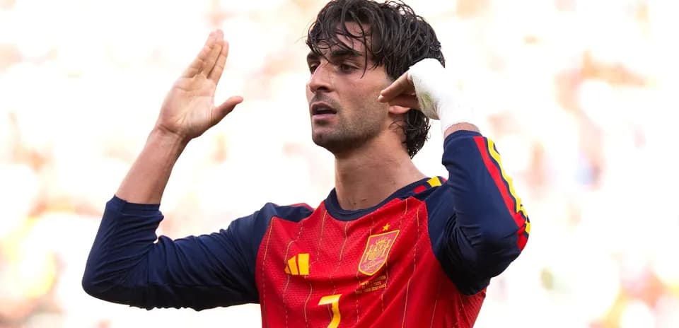 Joueur espagnol avec un maillot rouge en action