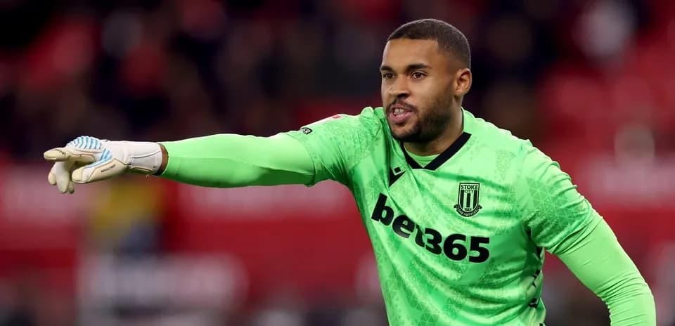 Gardien de but de Stoke City donnant des instructions