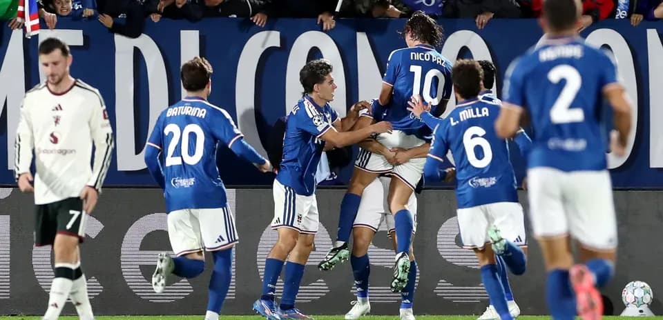 Des joueurs de Como célèbrent un but