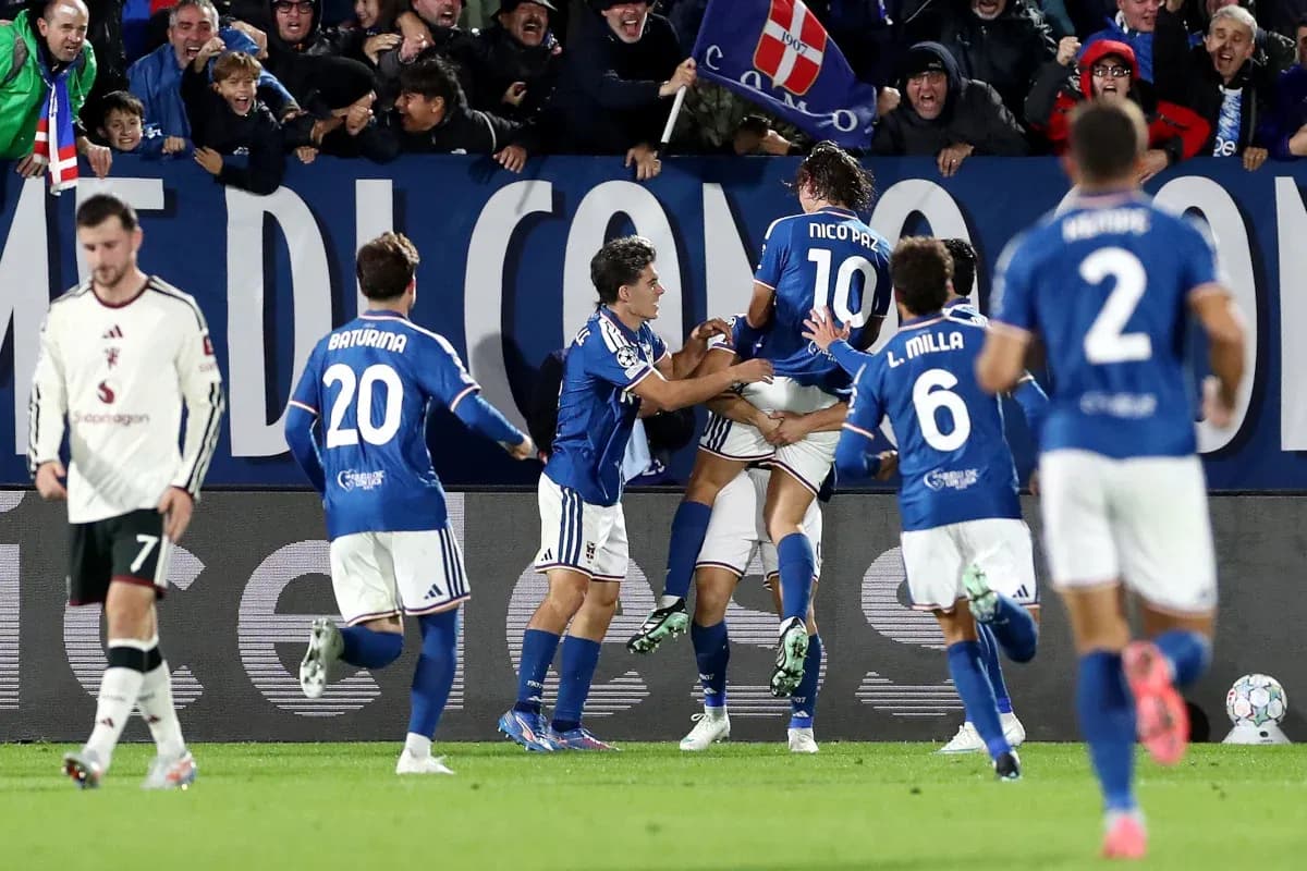 Des joueurs de Como célèbrent un but