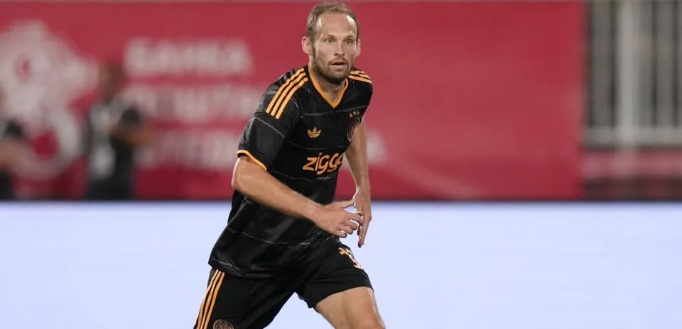 Joueur en action sur le terrain de football