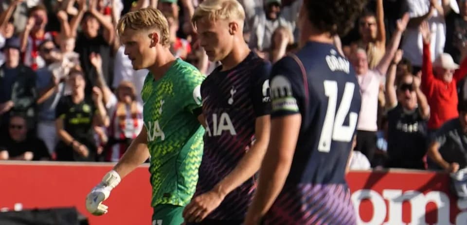 Joueurs de Tottenham marchant sur le terrain après un but