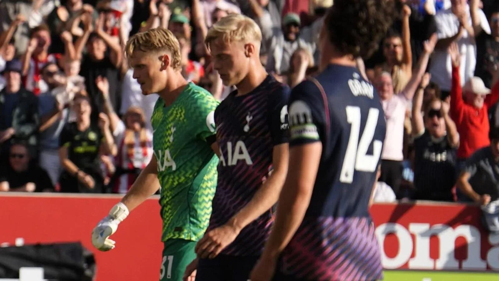 Joueurs de Tottenham marchant sur le terrain après un but