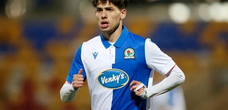 Joueur de Blackburn Rovers en action sur le terrain