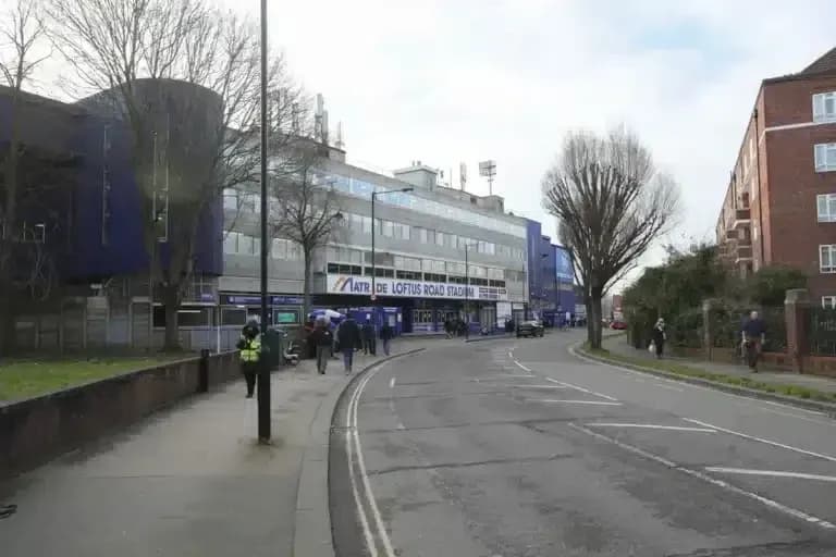 Vue extérieure du stade Loftus Road à Londres