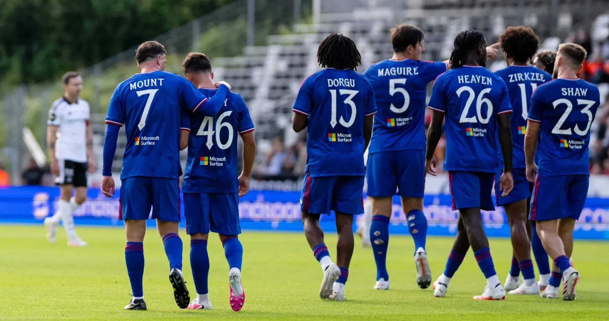 Joueurs en maillot bleu célébrant sur le terrain