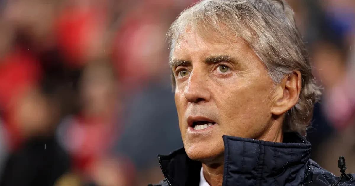 Entraîneur observant le match depuis le bord du terrain