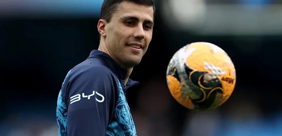 Joueur tenant un ballon de football en entraînement