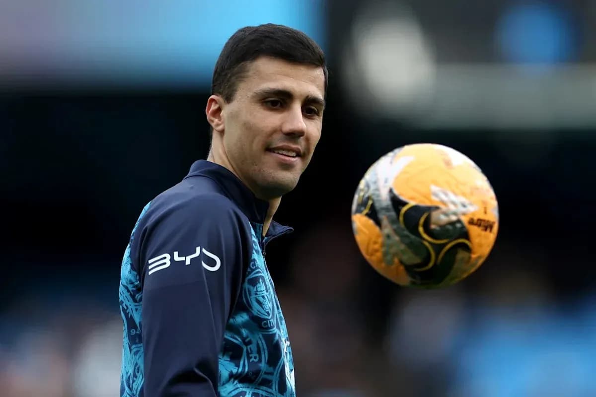Joueur tenant un ballon de football en entraînement