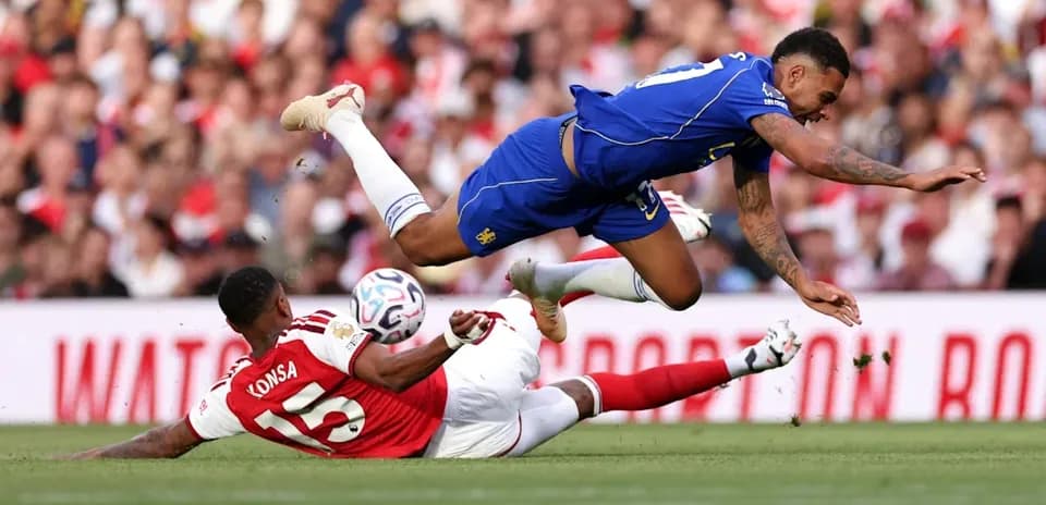 Joueur de Chelsea chute sur un défenseur d'Arsenal