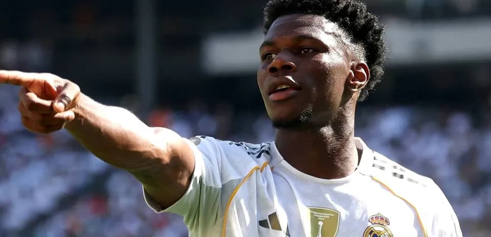Joueur de football pointant sur le terrain