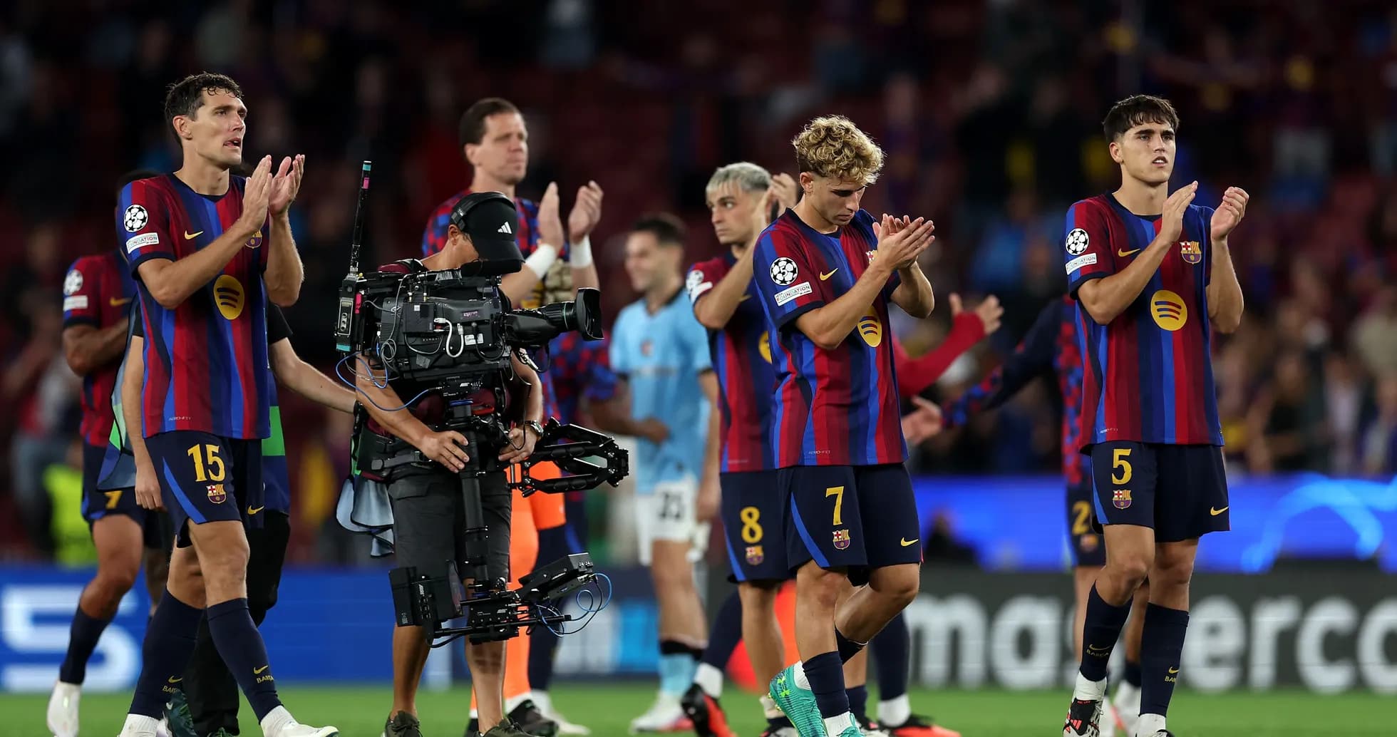 Joueurs du FC Barcelone applaudissant après le match