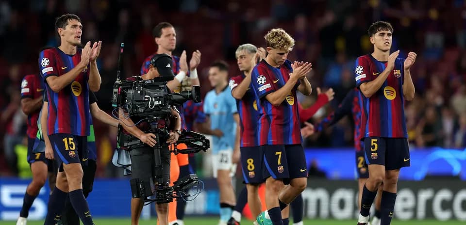 Joueurs du FC Barcelone applaudissant après le match