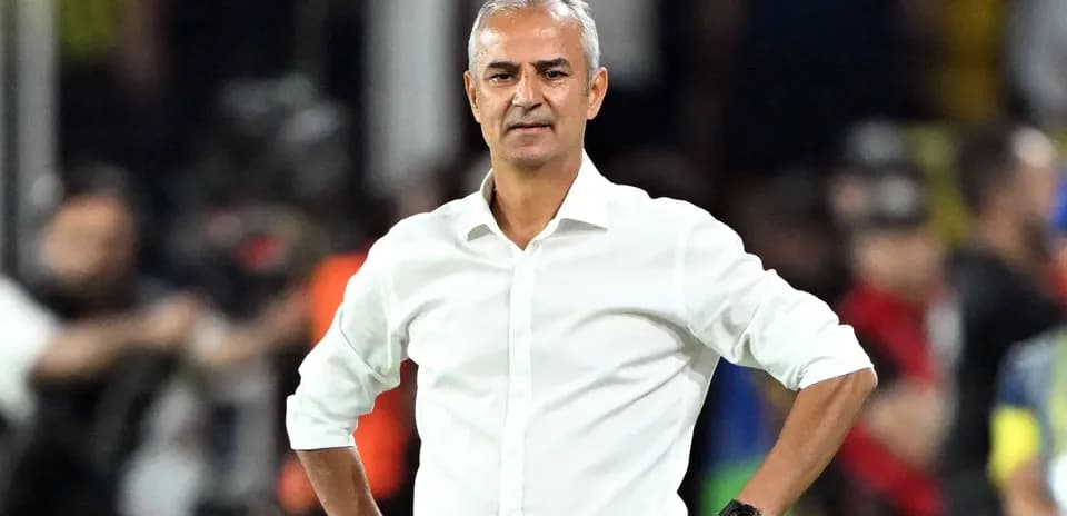 Entraîneur observant le match depuis le bord du terrain