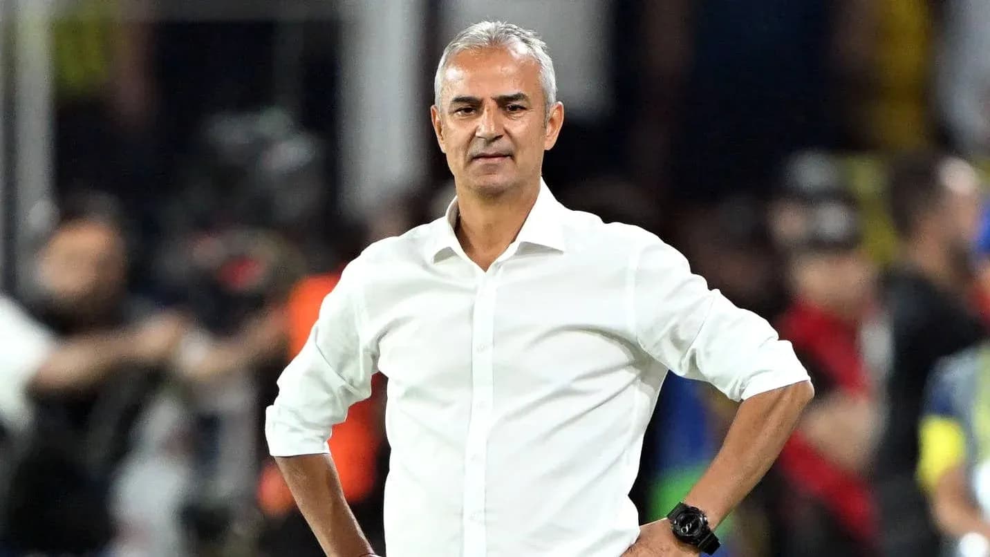 Entraîneur observant le match depuis le bord du terrain