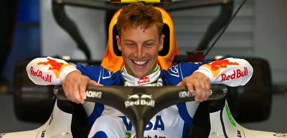 Pilote souriant dans une voiture de course Red Bull
