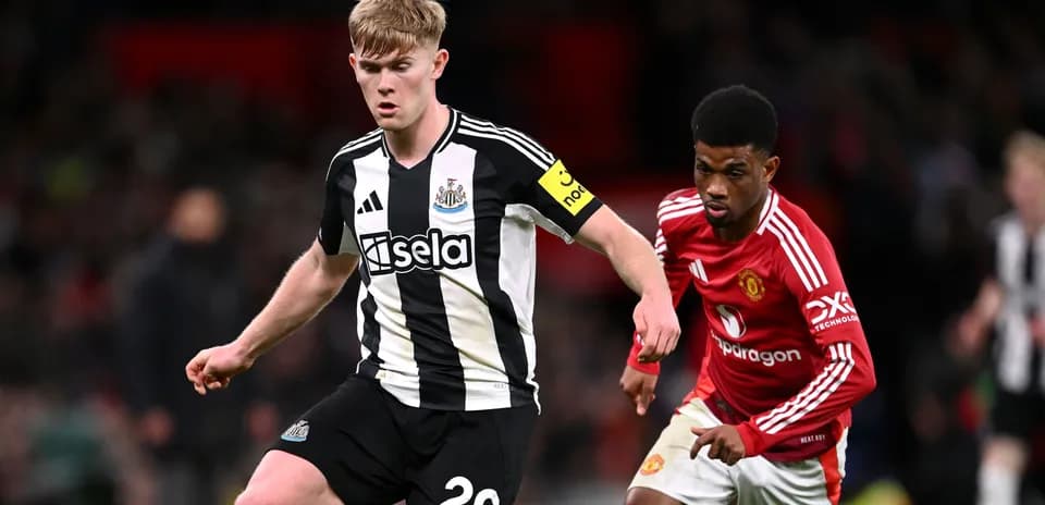 Joueur de Newcastle dribblant sous pression de Manchester United