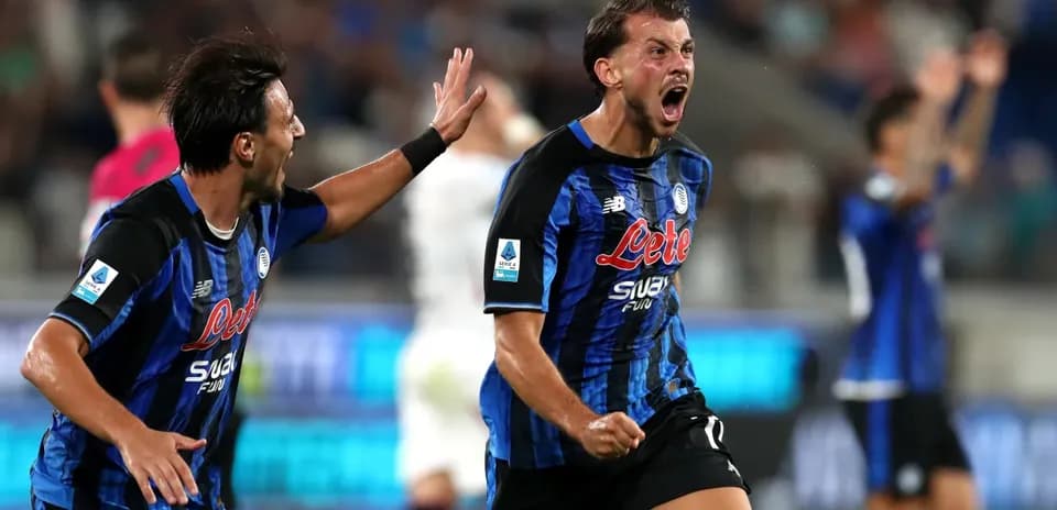 Deux joueurs d'Atalanta célébrant un but