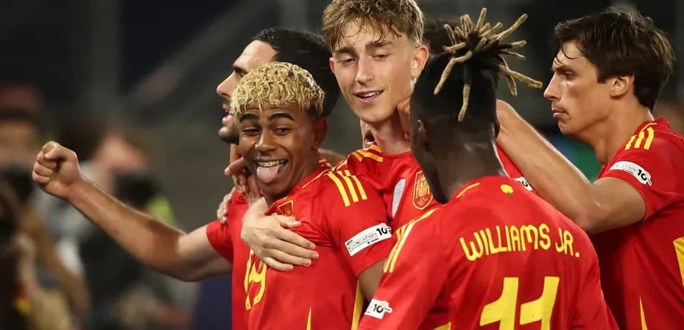 Joueurs de l'équipe d'Espagne célébrant un but