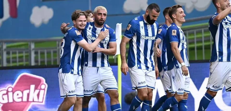 Joueurs de Lech Poznan célébrant un but
