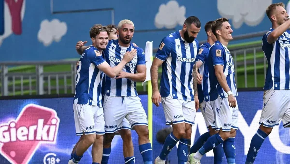 Joueurs de Lech Poznan célébrant un but