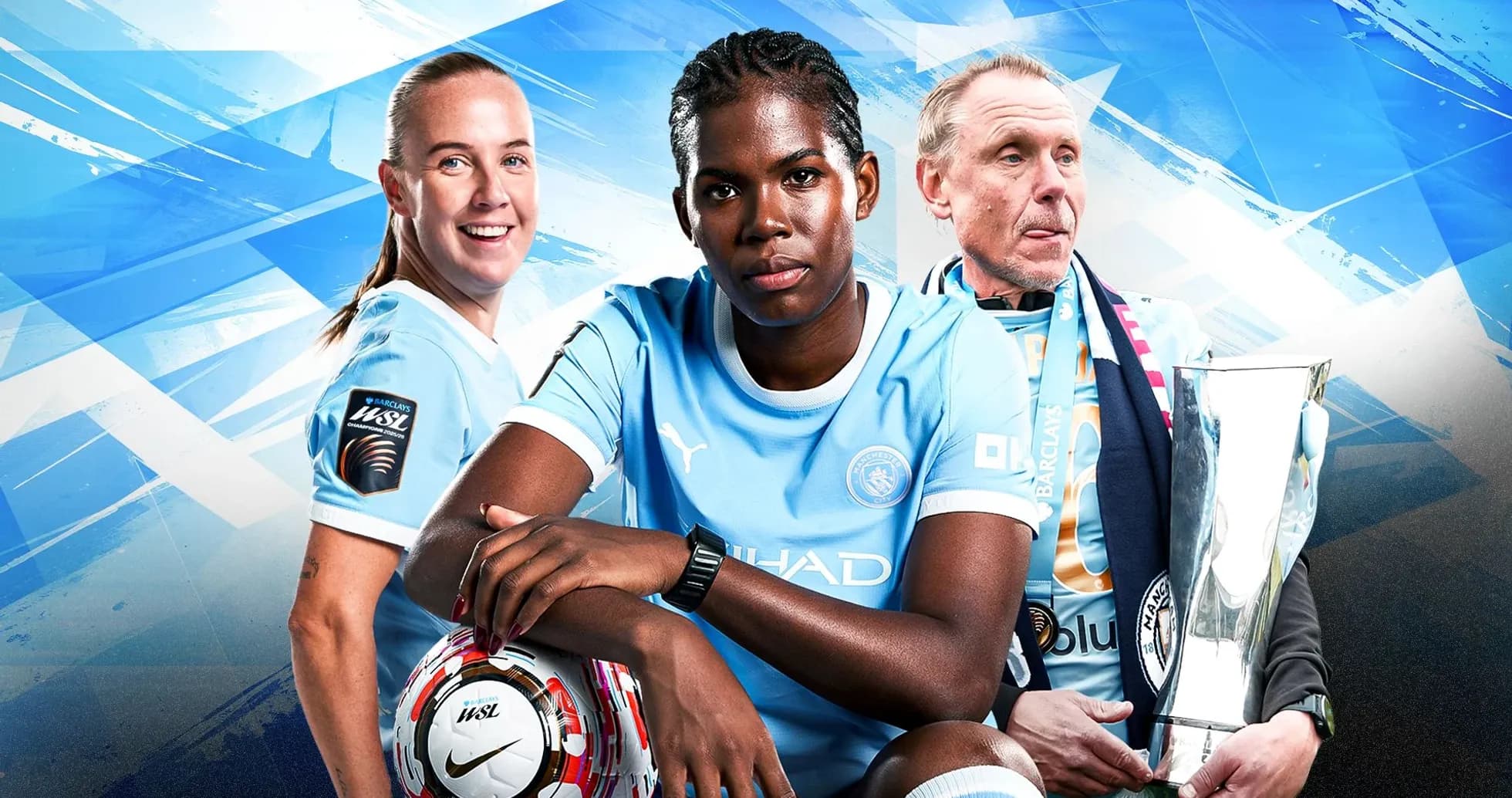 Trois personnes en maillots de football posant ensemble