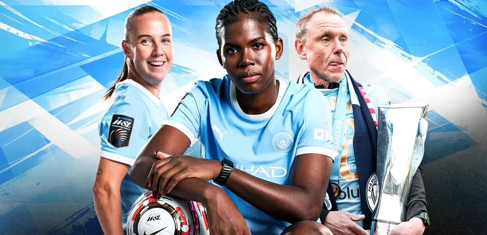 Trois personnes en maillots de football posant ensemble