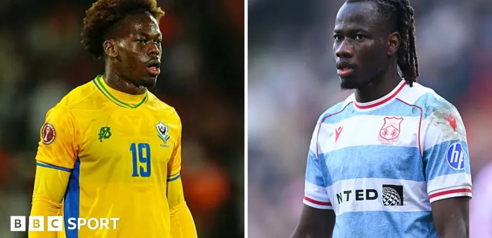 Deux joueurs de football en action sur le terrain