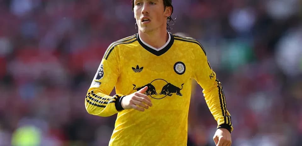 Joueur en maillot jaune courant sur le terrain