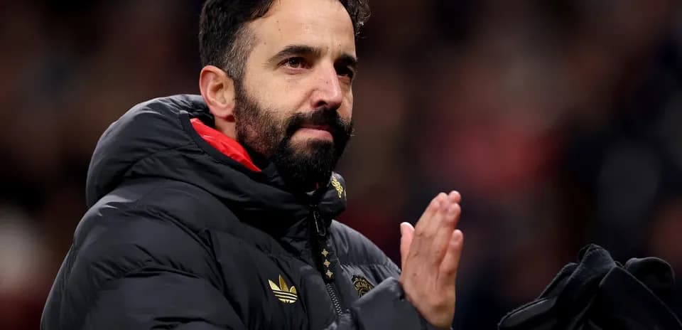 Entraîneur applaudissant les supporters après le match
