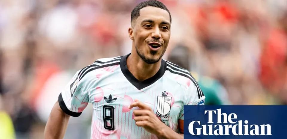 Joueur célébrant un but sur le terrain de football