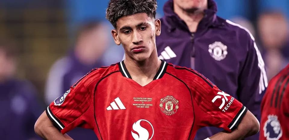 Joueur de Manchester United en tenue rouge après le match