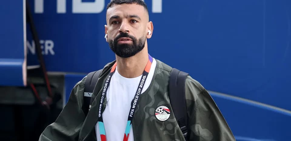 Joueur marchant avec des écouteurs et un sac à dos