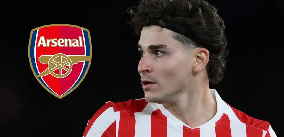 Joueur en maillot rayé, logo d'Arsenal en arrière-plan