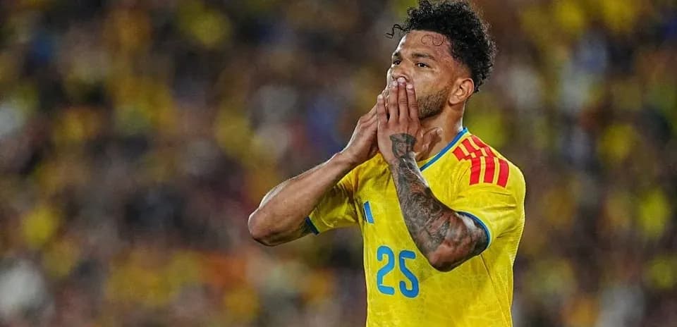 Joueur en maillot jaune se tenant le visage