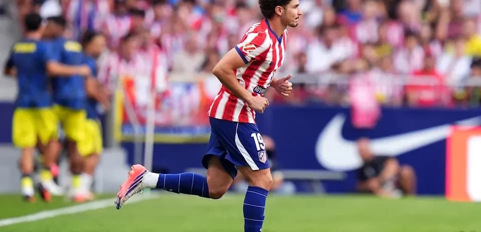 Joueur d'Atlético Madrid courant sur le terrain