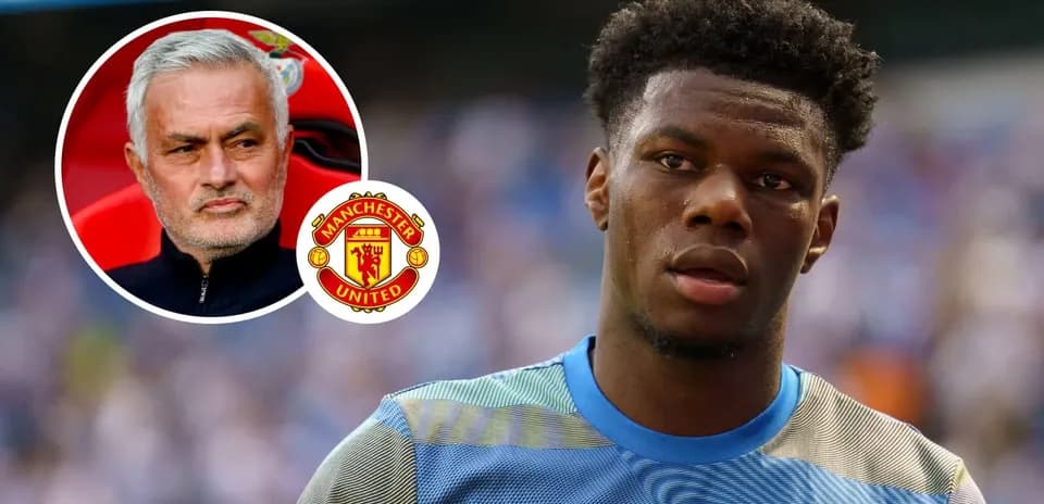 Joueur en maillot de Manchester United sur le terrain